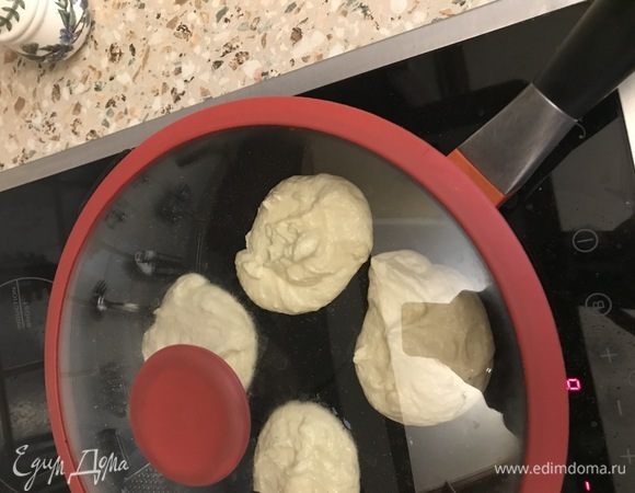 Оладьи выпекать под крышкой.