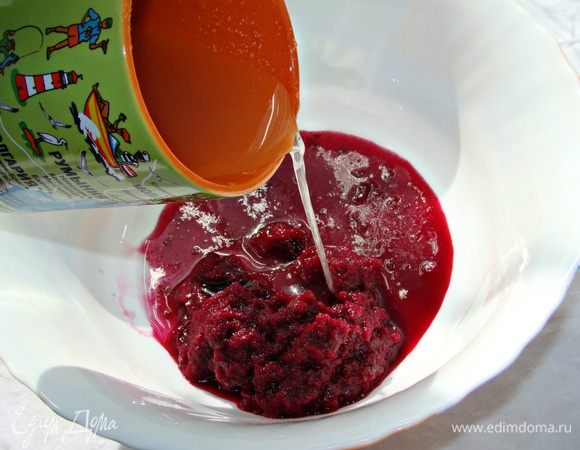 Свеклу отварить и измельчить с помощью блендера в пюре. Смешать сахар и воду и влить в свекольное пюре, перемешать. Влить растительное масло. 