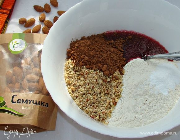 Всыпать в миску со свекольным пюре муку с какао, разрыхлитель, соль, ванилин, измельченные орехи, перемешать.