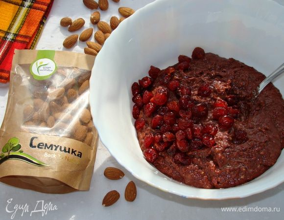 Добавить сушеную вишню и перемешать.