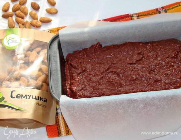 Тесто выложить в форму и выпечь в разогретой до 180°С духовке минут 30, до сухой лучинки. 