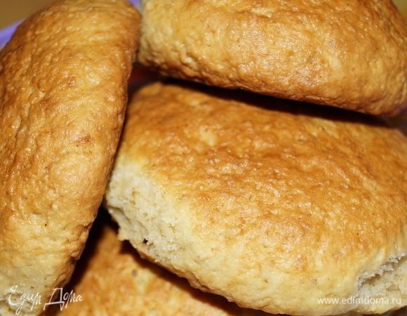 Тесто раскатываю в колбаску и нарезаю на небольшие кусочки (50–70 граммов), кусочки скатываю в шарики и формую руками лепешки. Выкладываю на противень, застеленный пекарской бумагой, на небольшом расстоянии друг от друга.