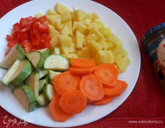 Для начала нужно очистить и нарезать картофель, морковь, цуккини и перец. Итак, овощи ставим варить.