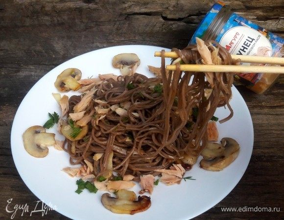 По желанию можно прогреть блюдо. Подавайте с соевым соусом или тем, который придется вам по вкусу. Зелень также будет к месту. Приятного аппетита!