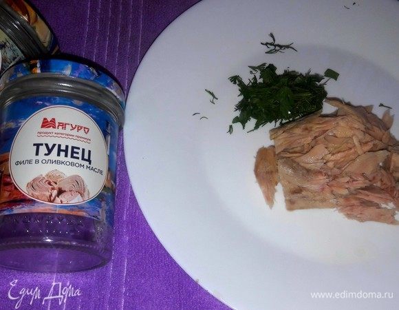Нарезать тунец ТМ "Магуро" и зелень.