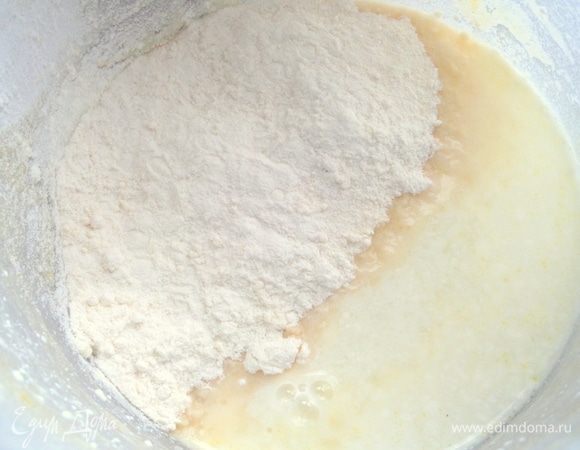 Всыпать муку (половину) в подогретое молоко.