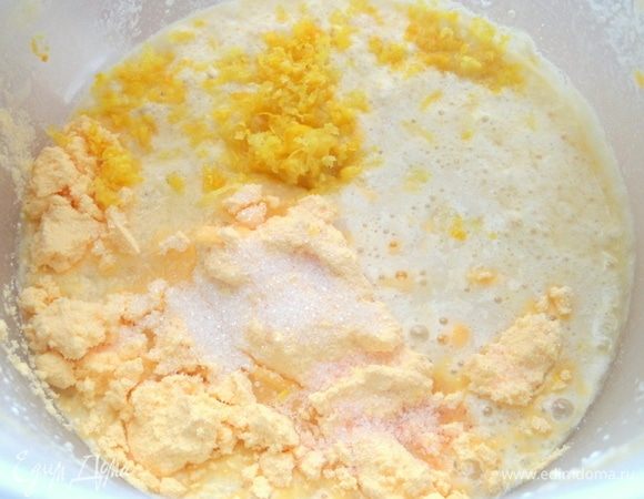 Всыпать вместе с сахаром, солью и ванилью. Выжать ложку сока из лимона.