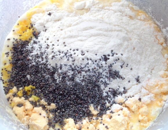 Добавить остальную муку и мак.