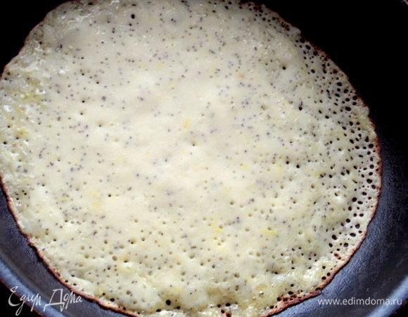 Прогреть сковороду 22 см в диаметре, смазать кисточкой с маслом и налить немного теста.