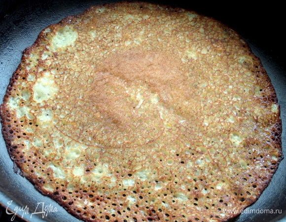 Перевернуть и жарить до нужной румяности.