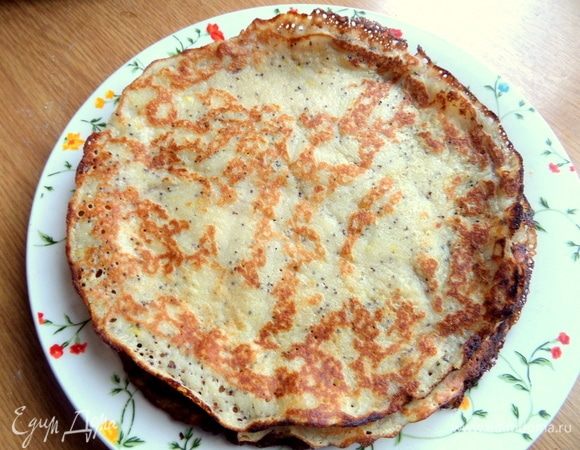 Сложить стопочкой. Всего 7 блинчиков. Немного, но зато съедятся сразу и не останется лишнего.