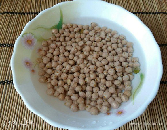 Нут хорошо промыть и замочить в холодной воде на 10-12 часов. 