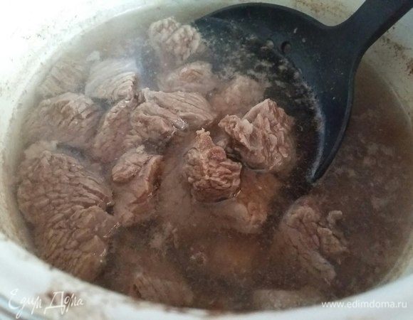 Для того, чтобы в процессе приготовления в духовке не образовывалась пенка от мяса, нужно сделать следующее. Отдельно в кастрюле залить мясо водой, довести до кипения, снять пенку и переложить мясо в горшочек. 