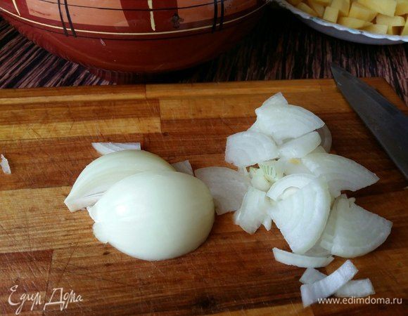 Нарезать репчатый лук.