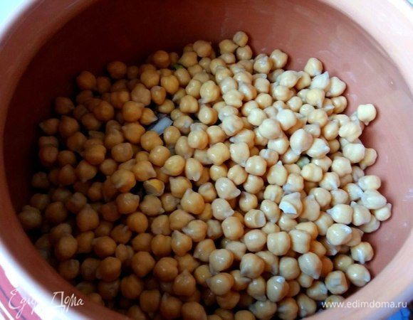 Добавить нут к мясу с луком.