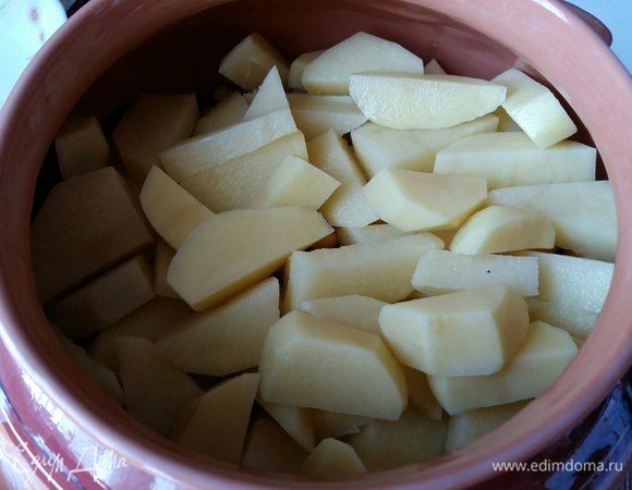 Картофель нарезать крупно и выложить сверху на нут.