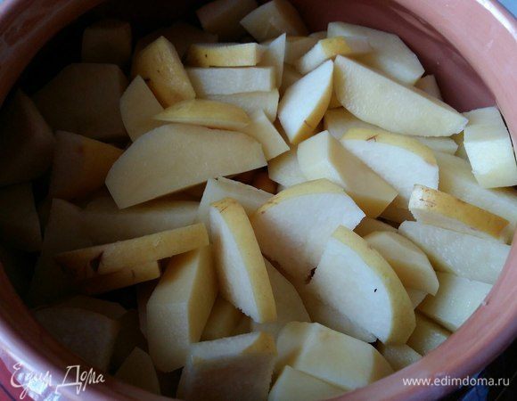 Также выложить айву на картофель.