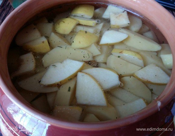 Залить водой по плечики, добавить соль. Накрыть крышкой. 