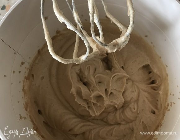 Миксером взбиваем заранее размягченное сливочное масло с сахаром. Потом добавляем яйца, сметану, соль.