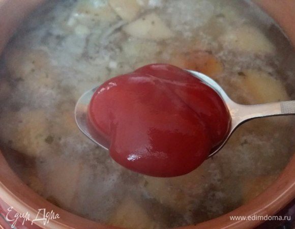 Через 2,5 часа достать горшочек из духовки, добавить 1 ст. ложку томатной пасты. 