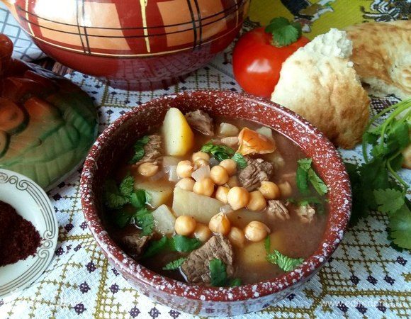 Подавать с лавашом, в тарелку супа добавить порезанную веточку кинзы. Без нее никак. :)