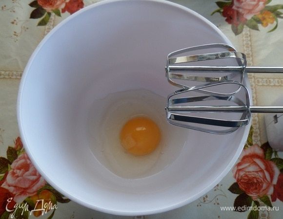 В чашу выкладываем яйцо и соль. Взбиваем миксером.