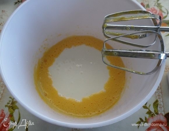 Добавляем в чашу йогурт комнатной температуры.