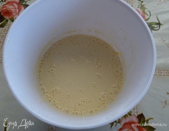Хорошо перемешиваем. Накрываем чашу. Оставляем тесто на 1 час в теплом месте.