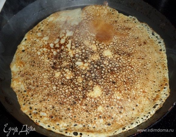 Через час массу перемешиваем. На смазанной растительным маслом сковороде печем блинчики, вливая тесто половником на сковороду.