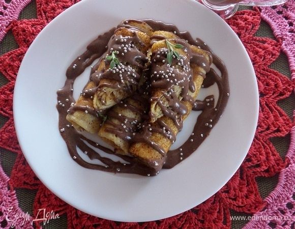 Подаем блины с шоколадно-творожным соусом.