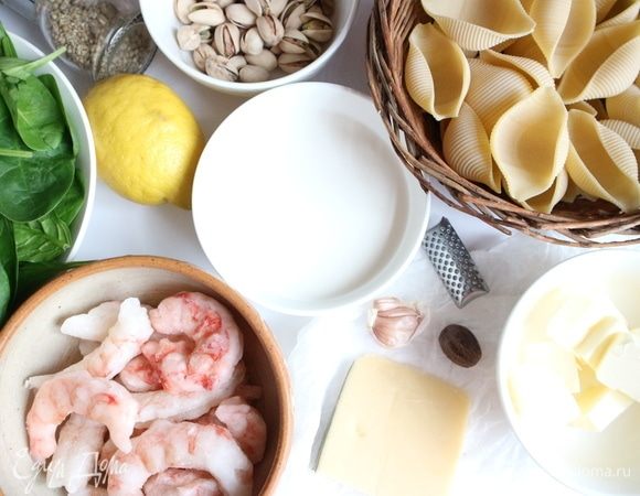 Приготовить все необходимое. Креветки достать из морозильной камеры заранее. Шпинат и петрушку помыть, откинуть на сито. Просушить.