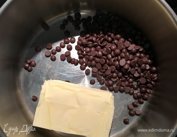 Начнем приготовления с того, что растопим в сотейнике шоколад со сливочным маслом. У меня в данном случае шоколадные капли.