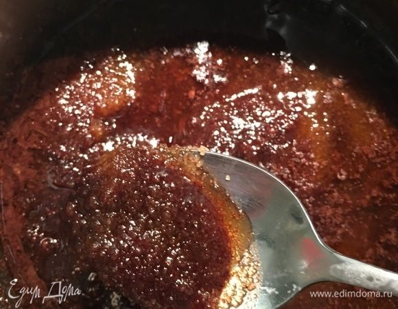 Как только шоколад полностью растопился, снимаем сотейник с плиты, всыпаем к нему сахар и кофе растворимый хорошего качества. Вымешиваем до растворения сахара.