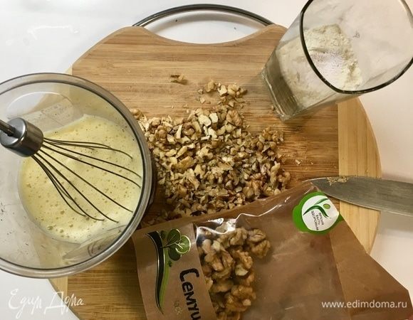 Муку смешать с щепоткой соли и разрыхлителем. А яйца взбить в пышную посветлевшую массу.