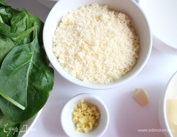 Пармезан натереть на мелкой терке. Чеснок очистить. Цедру натереть на мелкой терке.