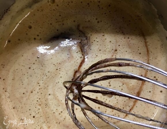 Теперь в шоколадно-сахарно-масленную массу, к тому времени уже немного остывшую, вмешиваем взбитые яйца.
