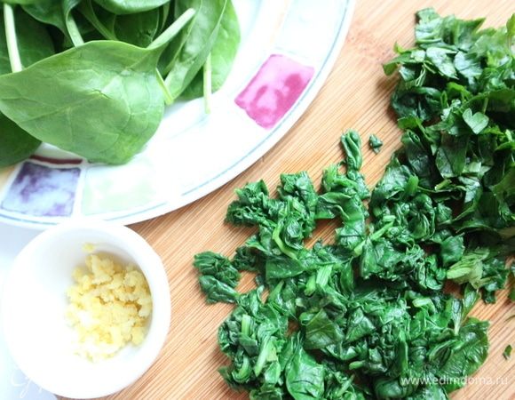 Шпинат поделить пополам. Одну часть опустить в кипяток на пару минут, откинуть на сито, затем порезать, петрушку порезать.