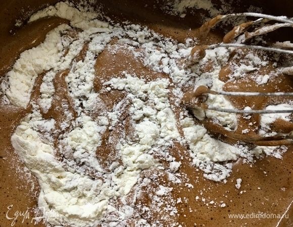 Теперь в несколько приемов вмешиваем муку с солью и разрыхлителем. Я вмешивала по одной столовой ложке, каждый раз тщательно все перемешивая, чтобы не было комочков. И в последнюю очередь всыпаем орехи.
