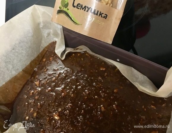 В прямоугольную форму, предварительно выложенную бумагой для выпечки, выливаем тесто. Да оно довольно жидкое, но все в порядке. Так и должно быть. Ставим в разогретую духовку до 180°С выпекаться минут на 40. Ориентируемся по своей духовке.