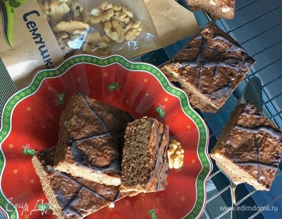 Печенье на готовность проверяем спичкой. Из печенья она должна выходить сухая. Даем печенью немного остыть и разрезаем на квадратики. Уже полностью остывшее печенье покрыть сеточкой глазури. Для глазури в одной столовой ложке горячей воды растворяем какао и сахарную пудру.