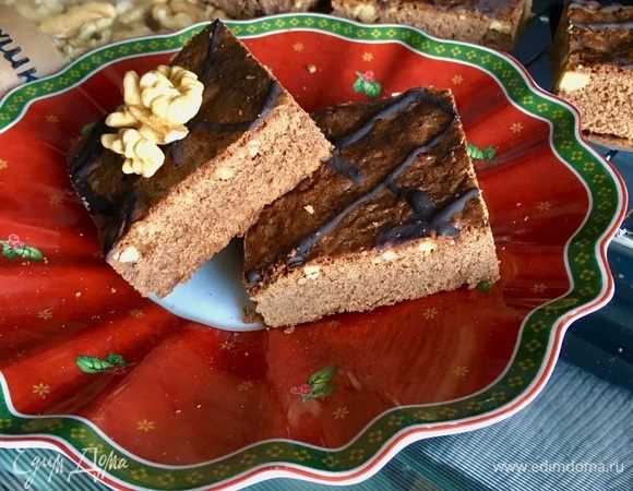 И наконец-то угощаем своих домашних к чаю или кофе, кто что любит! По текстуре это печенье получается рассыпчатое, кроткое, во рту прям тает. А еще орешек попадается когда на зубок, то получается ну очень вкусно! 