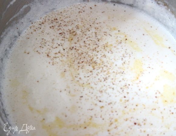 Добавить сливки, выпаривать до уменьшения объема примерно на 1/3. Чеснок удалить. Поперчить соус, добавить мускатный орех.