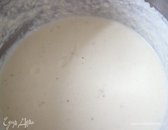 Добавить пармезан. На маленьком огне, помешивая, подержать сотейник с соусом 1-2 минуты до приобретения соусом однородного состояния. Выключить газ.