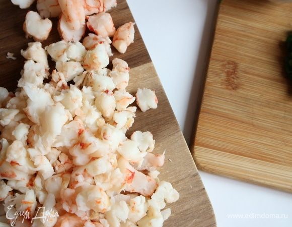 Креветки отварить в течение 2-3 минут в небольшом количестве подсоленной воды (3 грамма соли). Порезать кусочками.