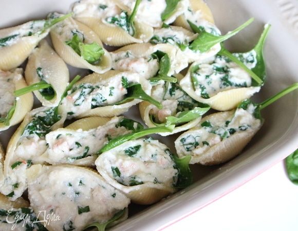 Форму слегка смазать оливковым маслом. Наполнить конкильони начинкой и поместить в форму, отправить в духовку на 10 минут.