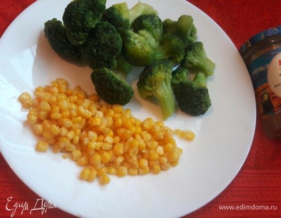 Также нам понадобится замороженная кукуруза и брокколи, кукурузу нужно предварительно разморозить, можно использовать и консервированную.