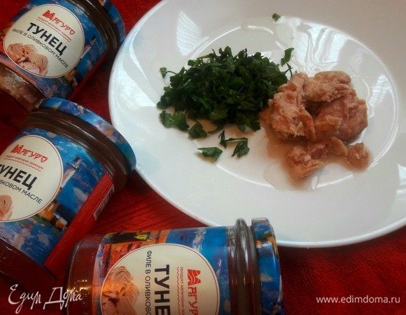 С тунца ТМ «Магуро» сливаем жидкость, зелень мелко нарезаем.