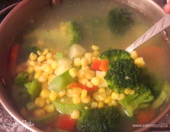 За 10 минут до готовности добавляем к супу брокколи и кукурузу. И доводим до готовности. Перед подачей добавляем тунца ТМ «Магуро» зелень и специи. Если вы используете консервированную кукурузу, то добавлять ее нужно перед подачей.