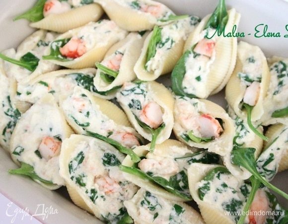 Вынуть форму из духовки. Украсить кусочками креветок каждую ракушку.