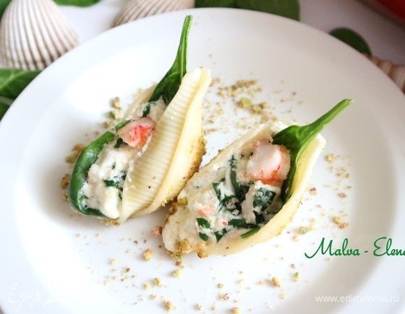 Обвалять в измельченных фисташках с противоположной стороны начинки. Подавать сразу.
Приятного аппетита!